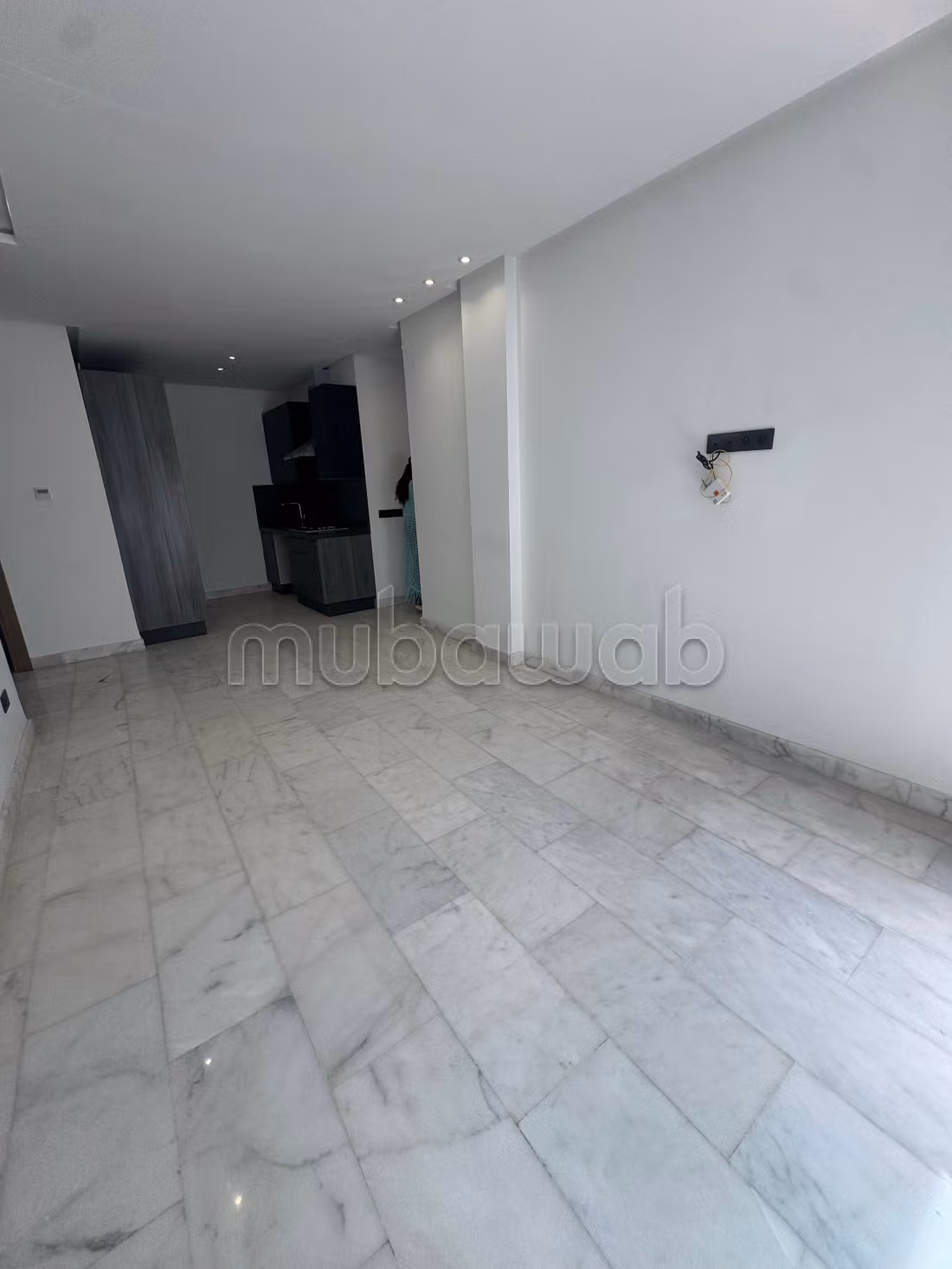 Appartement à l'achat à Les princesses.
1 belle chambre.
Antenne parabolique et sécurité