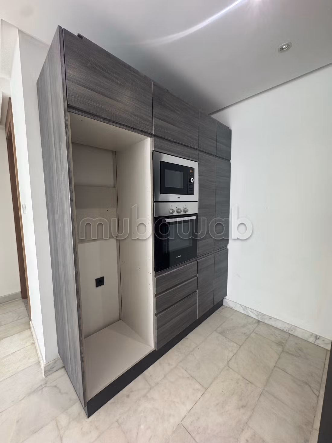 Appartement à l'achat à Les princesses.
1 belle chambre.
Antenne parabolique et sécurité — 6