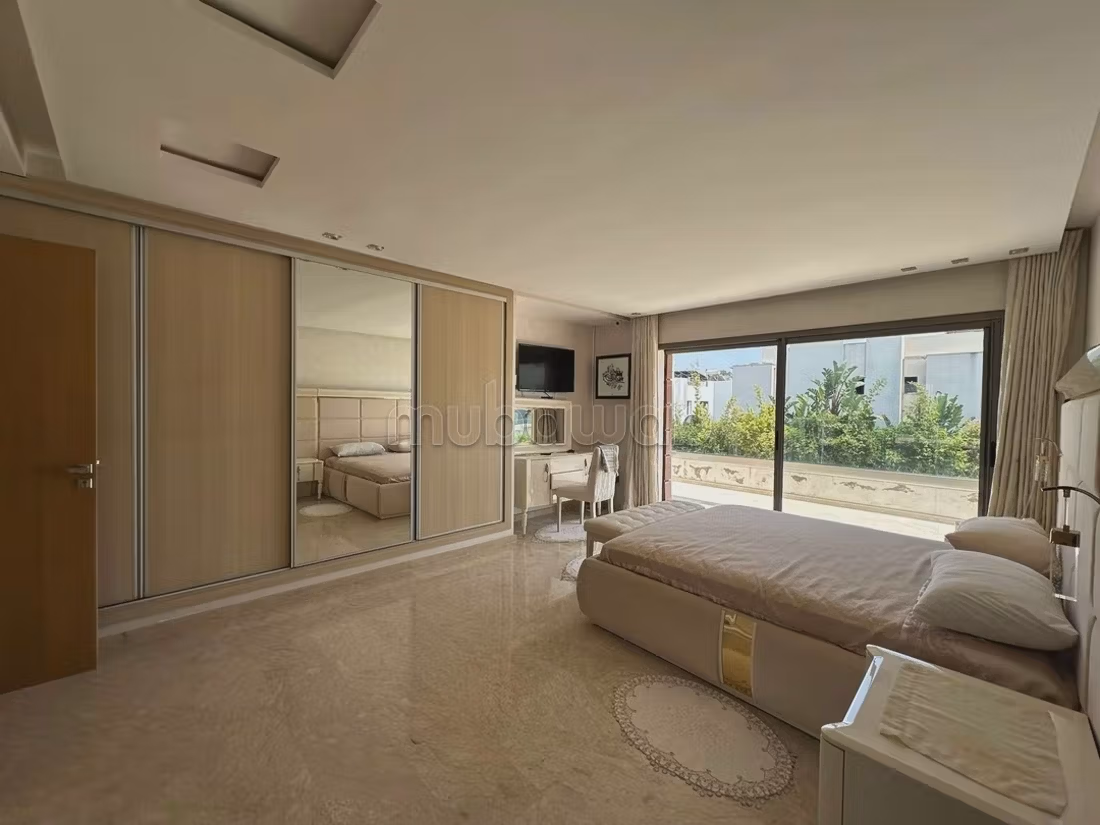High quality villa for sale. 4 rooms. Caretaker service available, beautiful Swimming pool