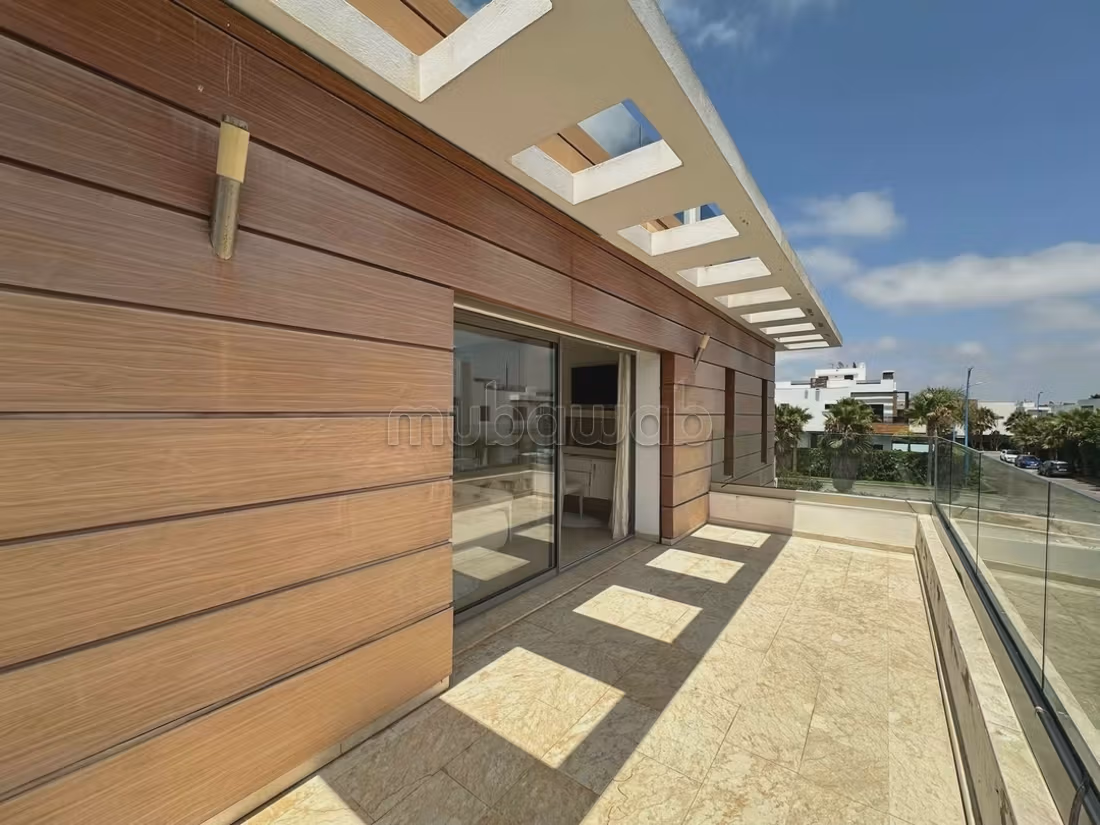 High quality villa for sale. 4 rooms. Caretaker service available, beautiful Swimming pool