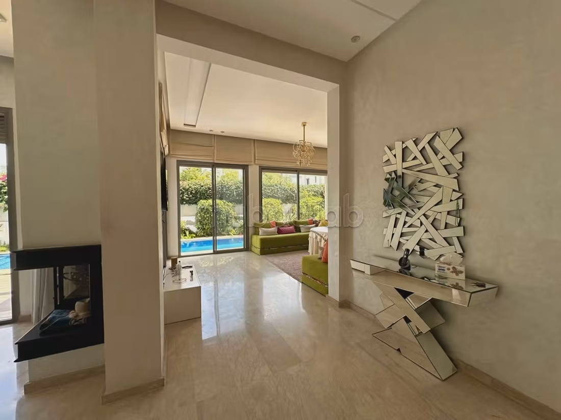High quality villa for sale. 4 rooms. Caretaker service available, beautiful Swimming pool