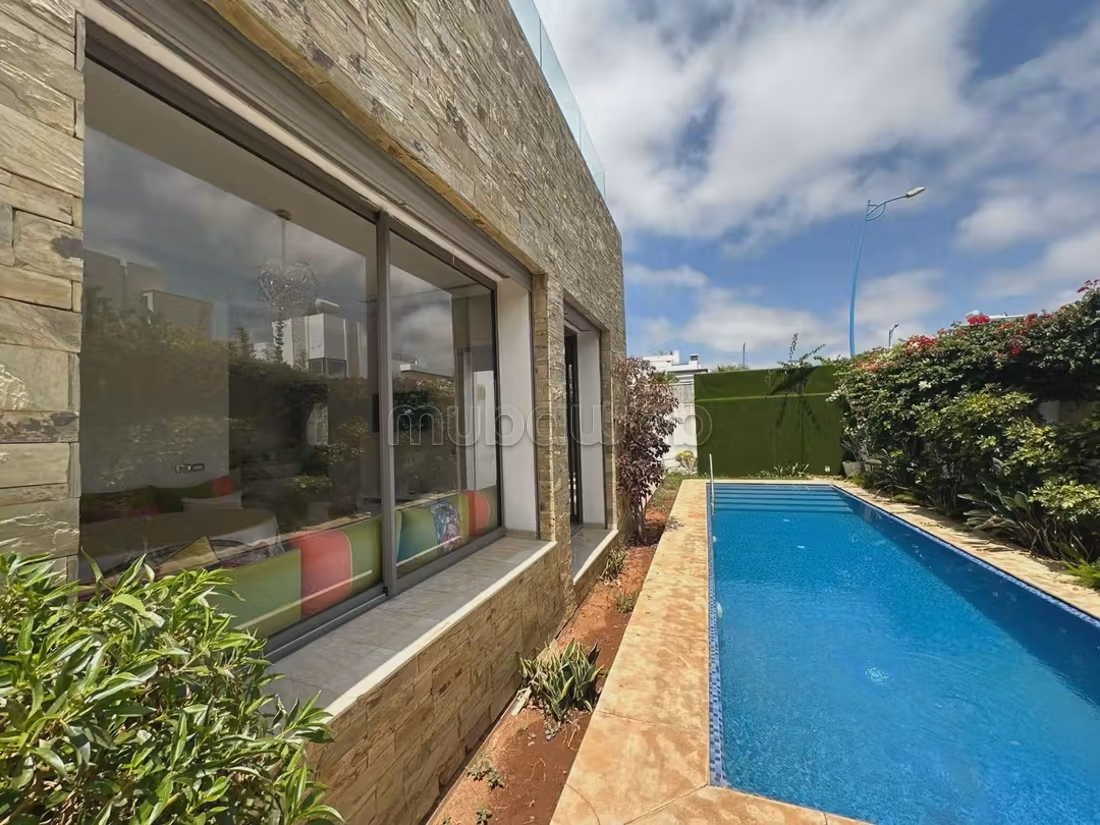 High quality villa for sale. 4 rooms. Caretaker service available, beautiful Swimming pool