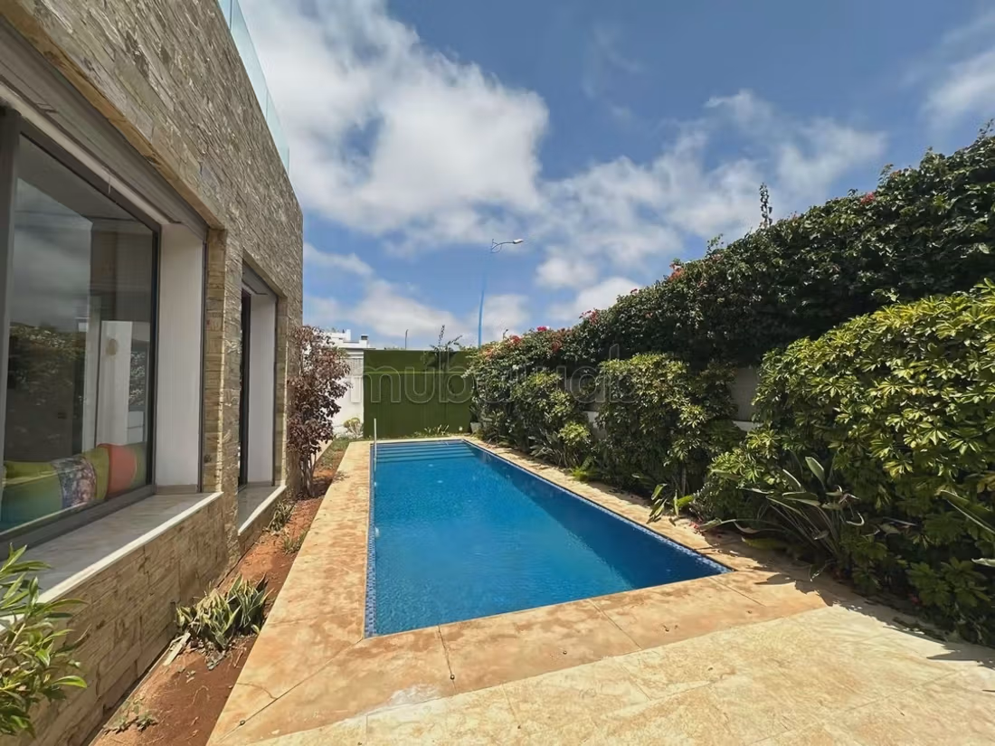 High quality villa for sale. 4 rooms. Caretaker service available, beautiful Swimming pool