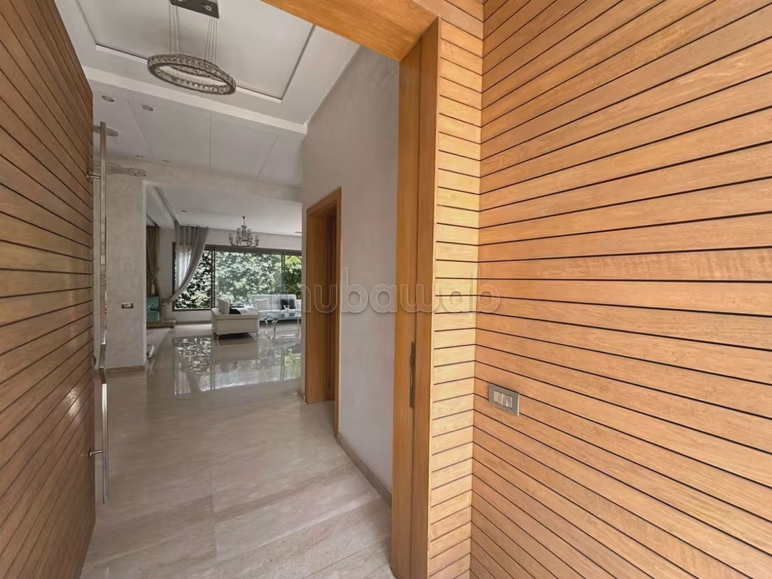 High quality villa for sale. 4 rooms. Caretaker service available, beautiful Swimming pool