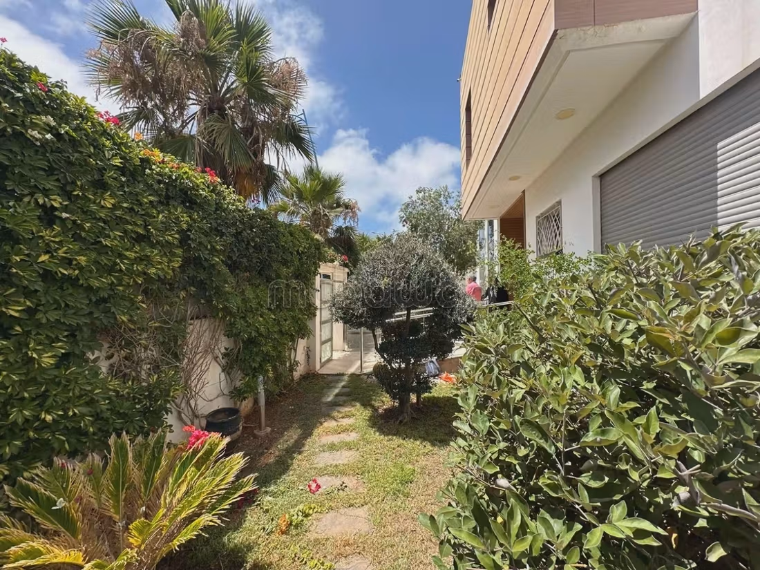 High quality villa for sale. 4 rooms. Caretaker service available, beautiful Swimming pool