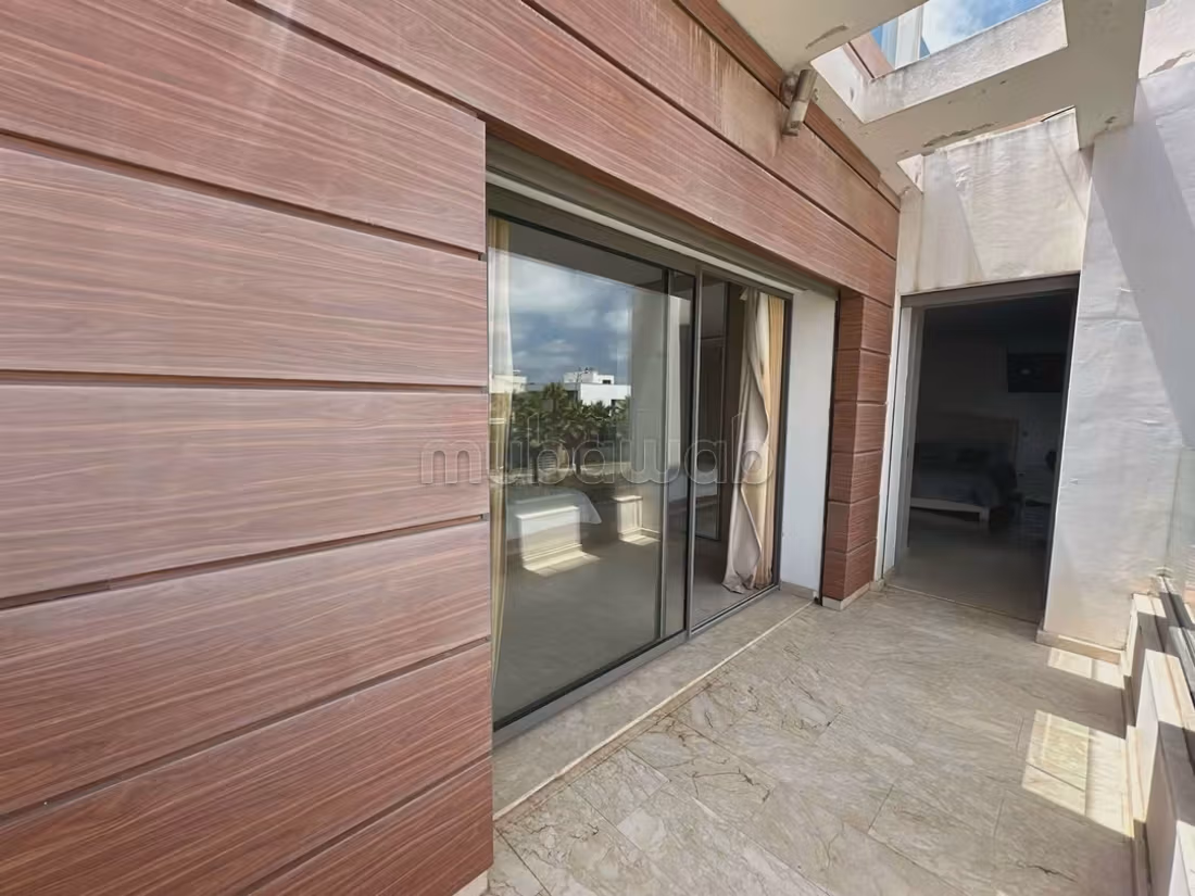 High quality villa for sale. 4 rooms. Caretaker service available, beautiful Swimming pool