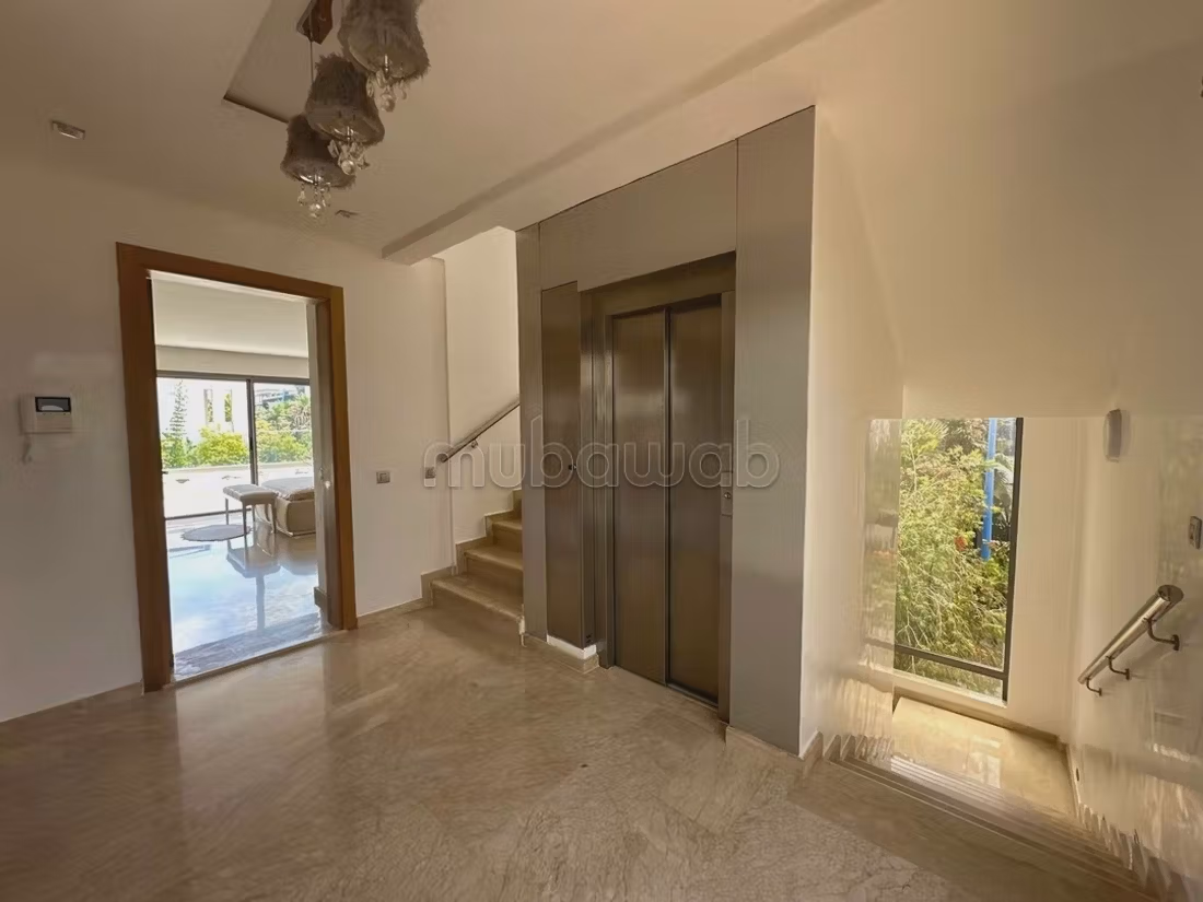 High quality villa for sale. 4 rooms. Caretaker service available, beautiful Swimming pool