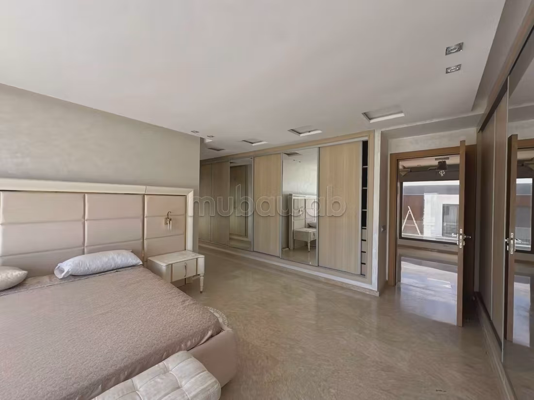 High quality villa for sale. 4 rooms. Caretaker service available, beautiful Swimming pool