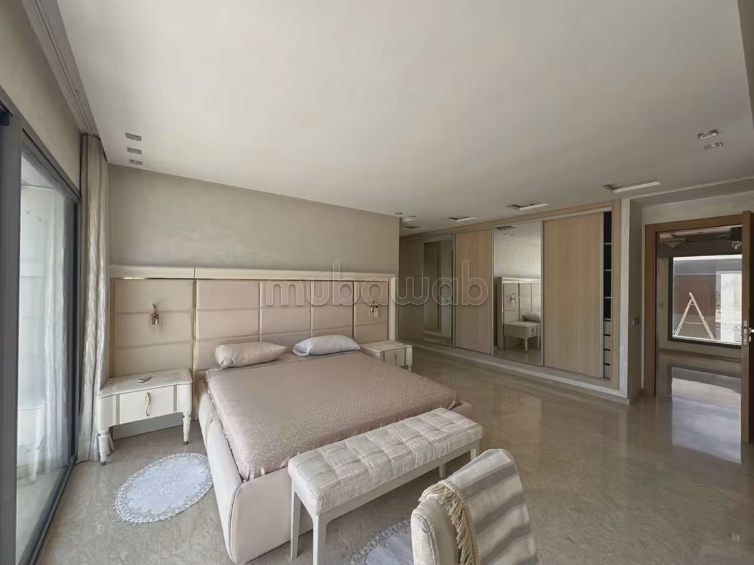 High quality villa for sale. 4 rooms. Caretaker service available, beautiful Swimming pool