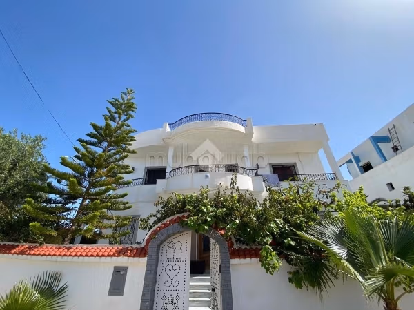 Villa individuelle avec piscine à chott Mariem