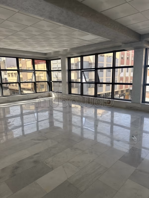 Location de bureaux. Surface de 70 m². Vue exceptionnelle sur la mer, chauffage central