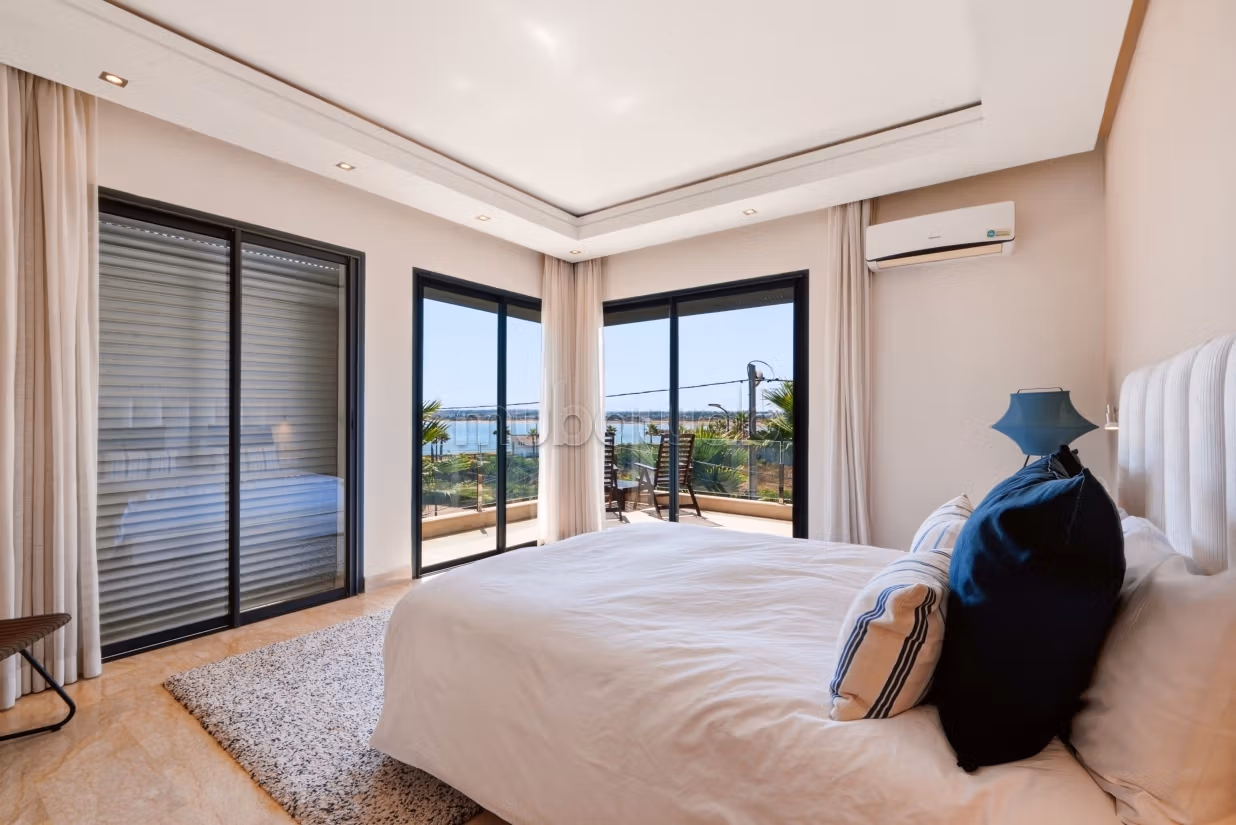 Contemporary villa, uitzicht op zee, dichtbij het Peninsula