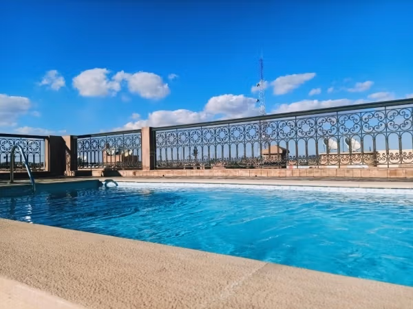 Gueliz: Furnished apartment for rent with 2 bedrooms, building with roof pool