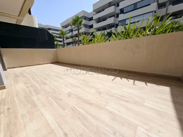 Appartamento di 120m² nuovo al piano giardino a California