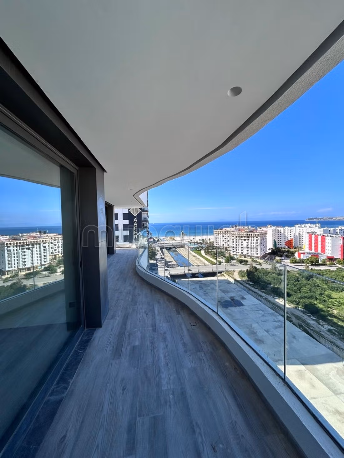 Appartement non meuble spacieux avec une vie magnifique sur mer — 2