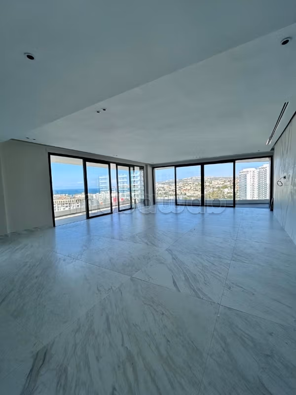 Appartamento non arredato spazioso con una vista magnifico sul mare