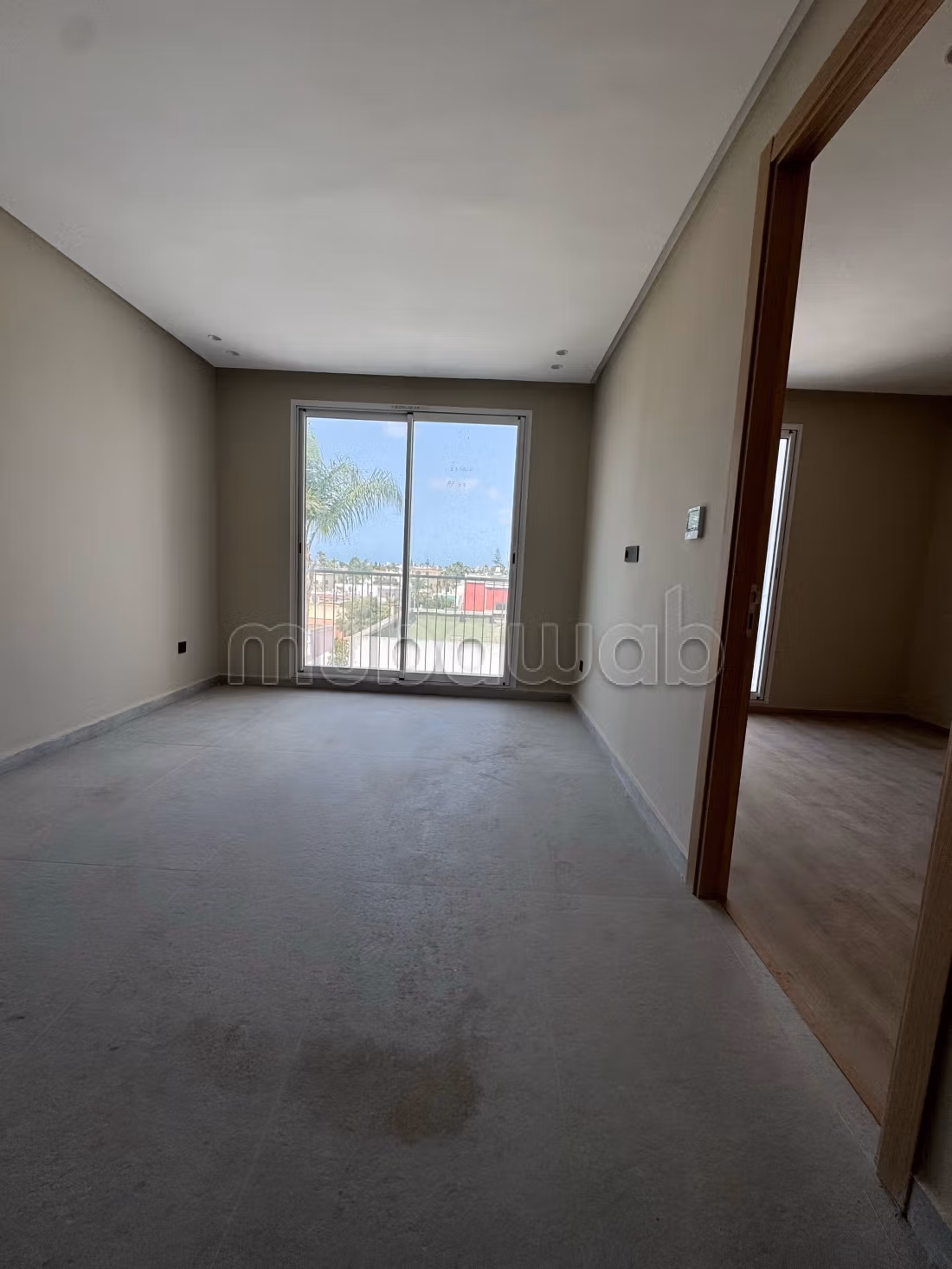 Appartement à vendre à Oasis.
Superficie 40 m².
Chauffage central et porte blindée — 2