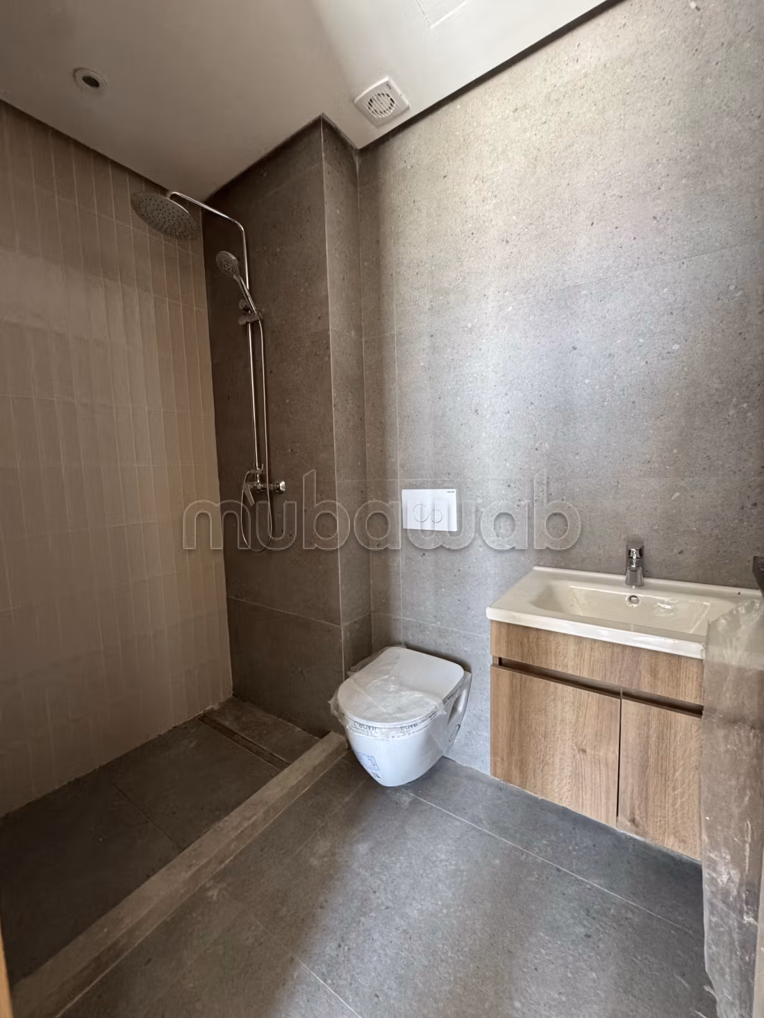 Appartement à vendre à Oasis.
Superficie 40 m².
Chauffage central et porte blindée — 3
