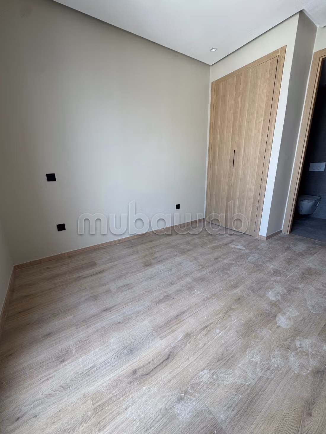 Appartement à vendre à Oasis.
Superficie 40 m².
Chauffage central et porte blindée — 4