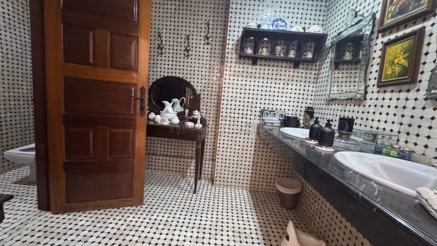Villa di alta classe in vendita a California. 4 grandi stanze. Tutti i comfort con piscina e camino