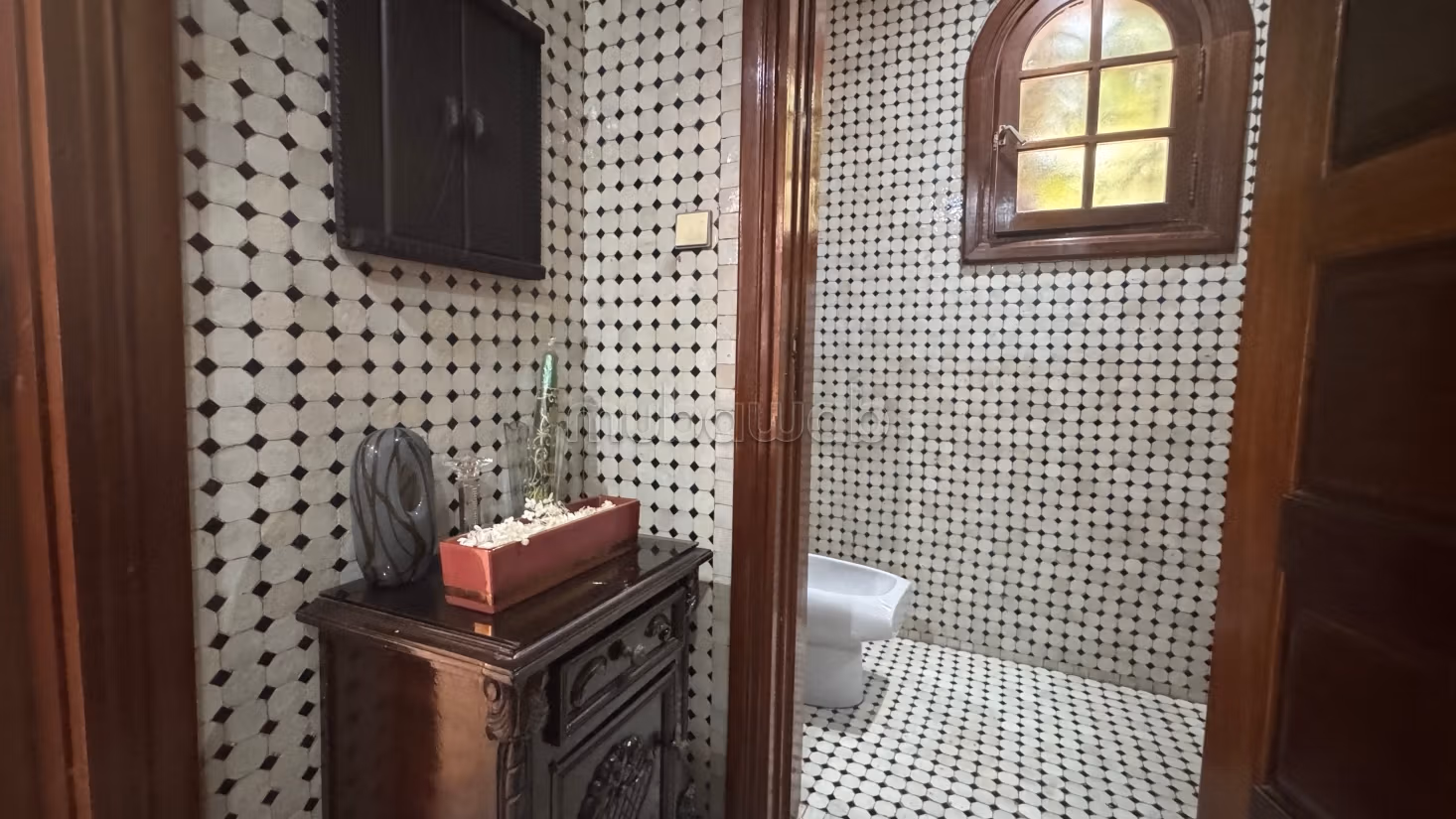 Villa di alta classe in vendita a California. 4 grandi stanze. Tutti i comfort con piscina e camino