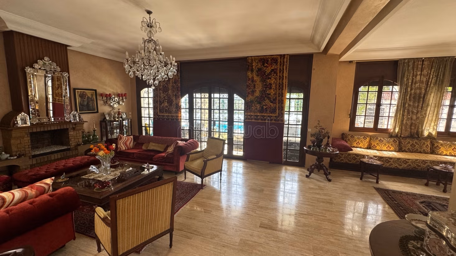 Villa di alta classe in vendita a California. 4 grandi stanze. Tutti i comfort con piscina e camino