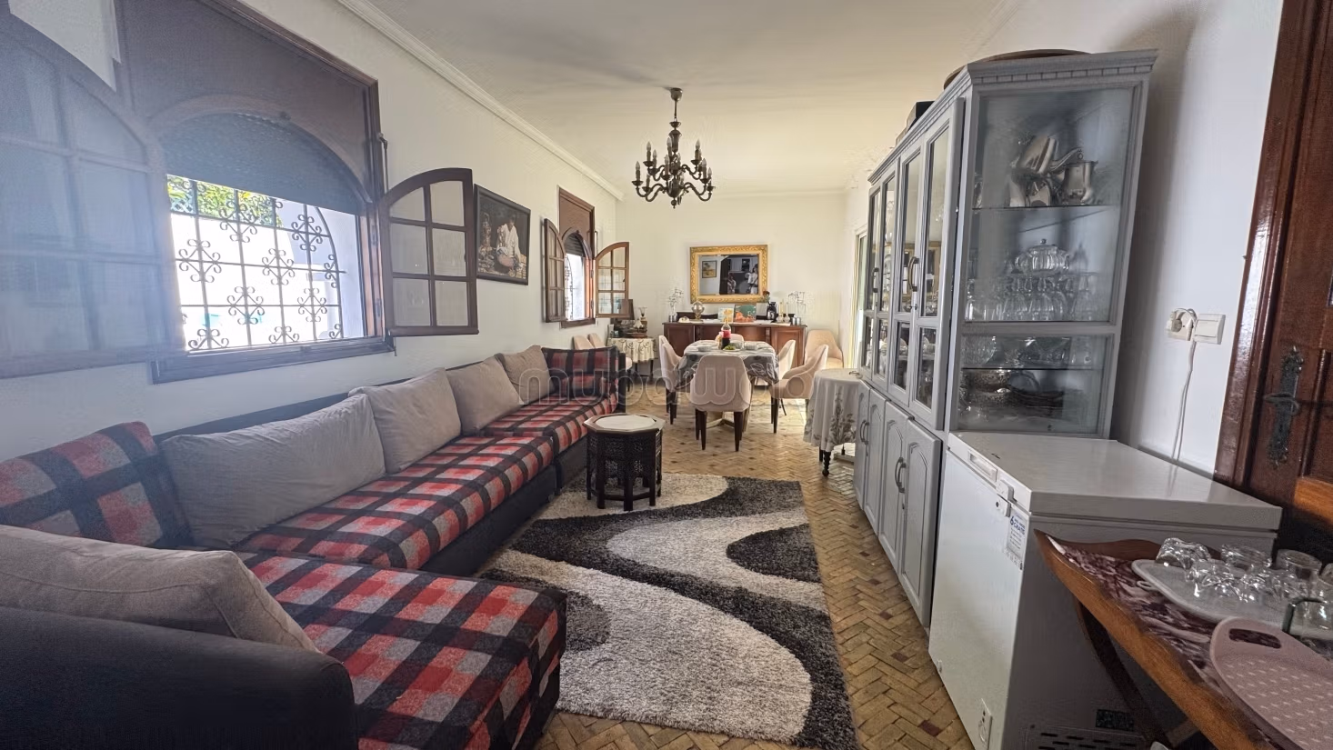 Villa di alta classe in vendita a California. 4 grandi stanze. Tutti i comfort con piscina e camino