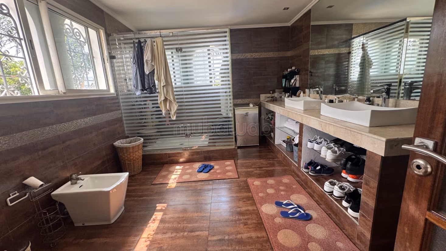 Villa di alta classe in vendita a California. 4 grandi stanze. Tutti i comfort con piscina e camino