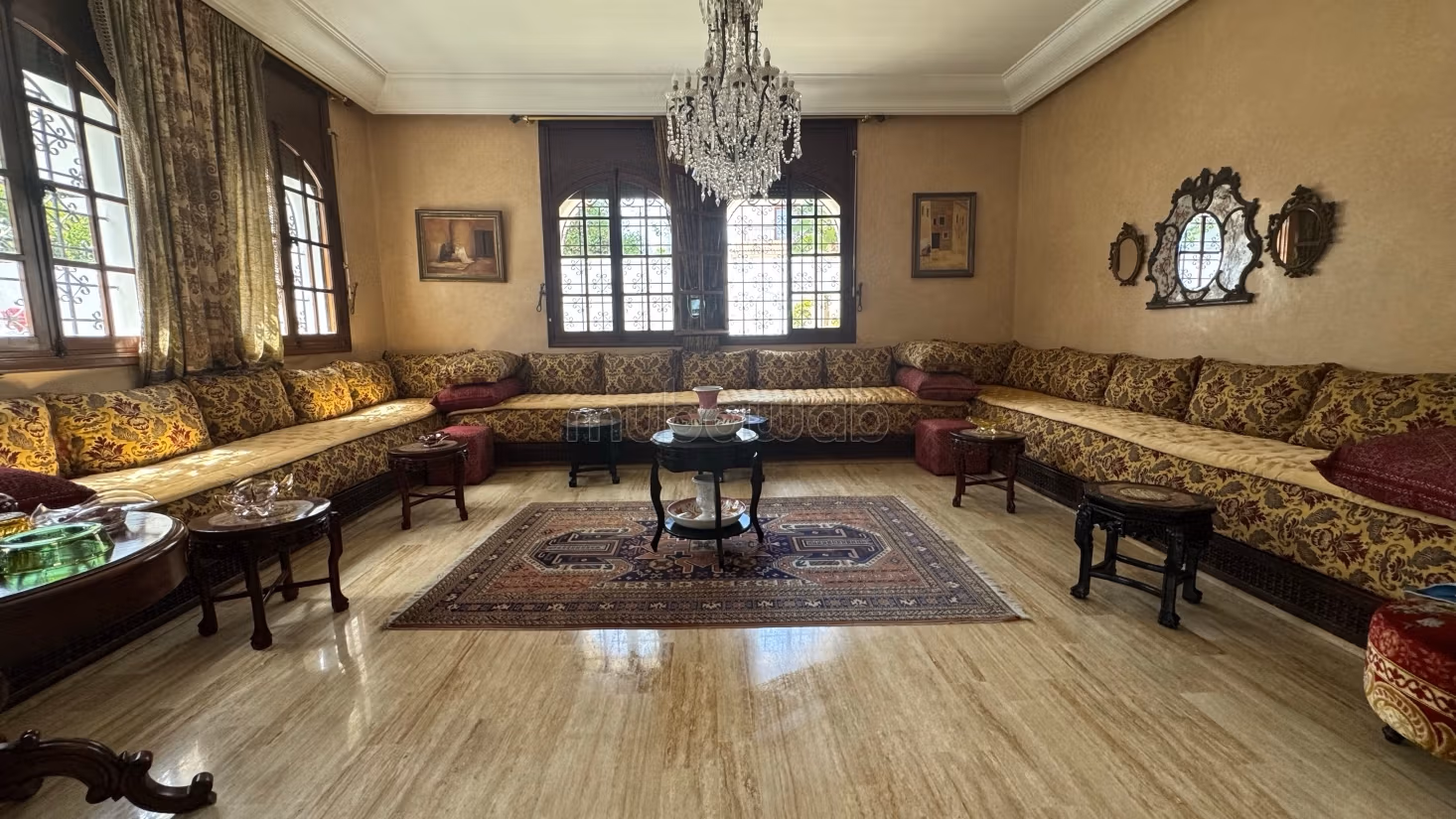 Villa di alta classe in vendita a California. 4 grandi stanze. Tutti i comfort con piscina e camino