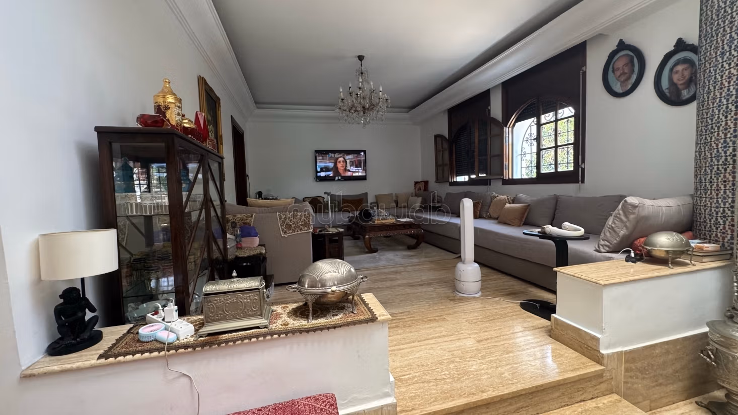 Villa di alta classe in vendita a California. 4 grandi stanze. Tutti i comfort con piscina e camino
