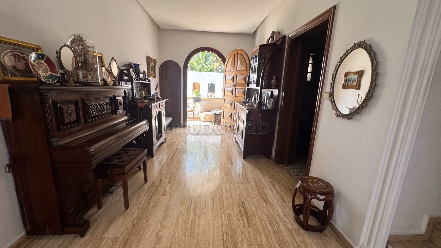 Villa di alta classe in vendita a California. 4 grandi stanze. Tutti i comfort con piscina e camino