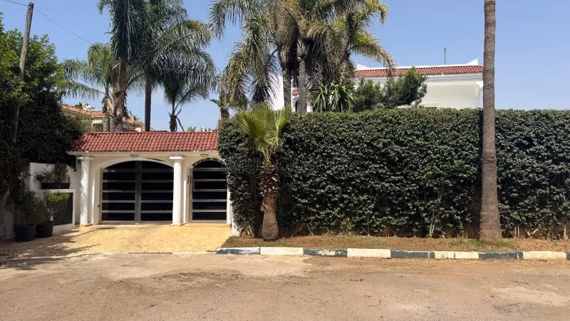 High standing villa for sale in California. 4 large rooms. All comfort with swimming pool and fireplace