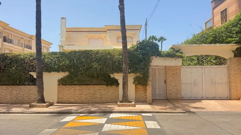Somptueuse villa à vendre à Californie. 
Superficie 900 m². 
Jardin et terrasse