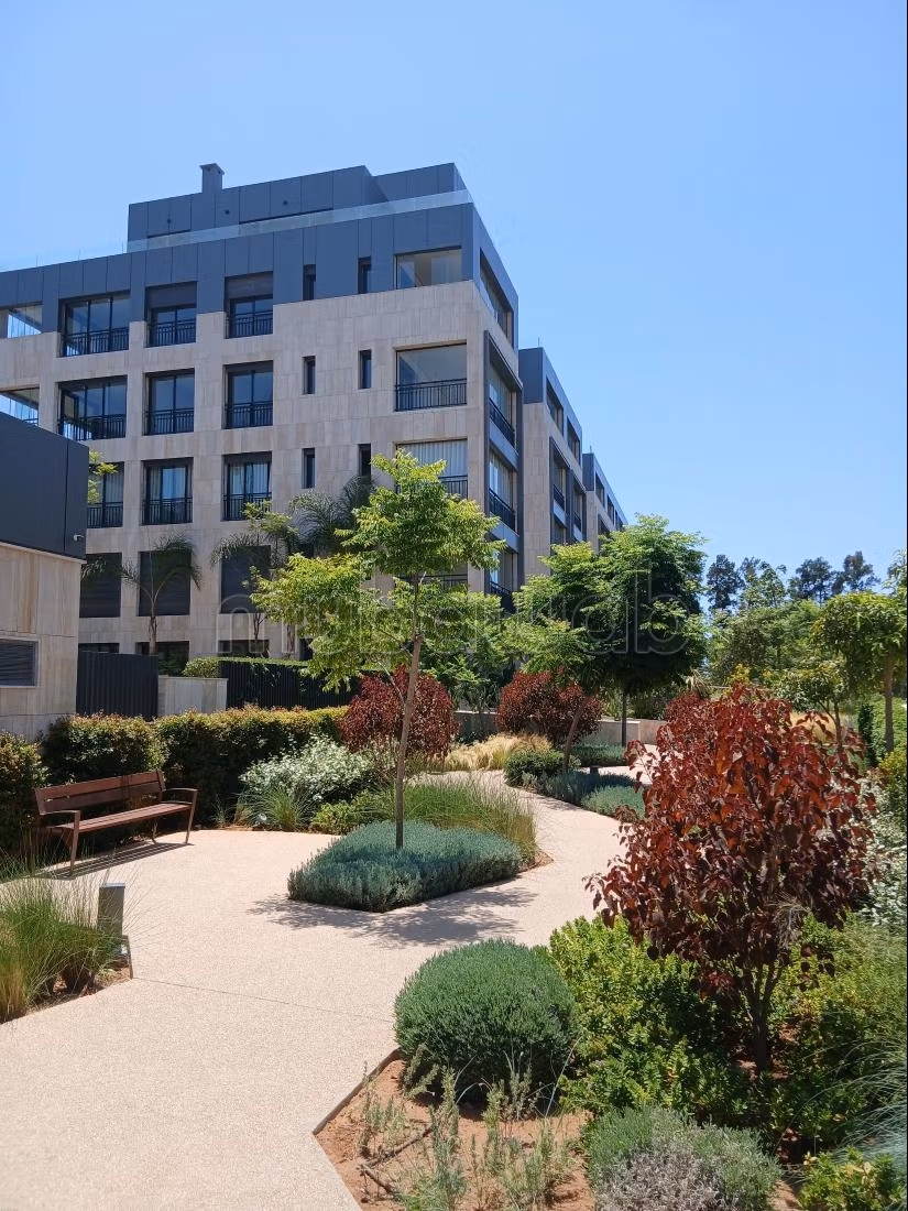 Appartement en location à Souissi. Surface totale 150 m². Avec ascenseur et terrasse