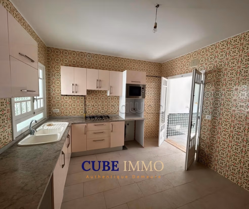 S3 with Tunisian Arab charm in La Marsa