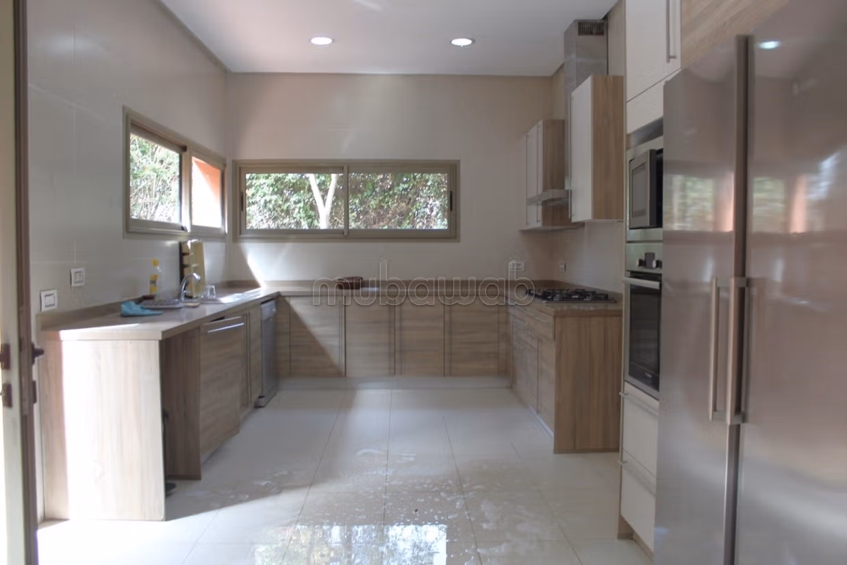 Spacious villa for rent empty
