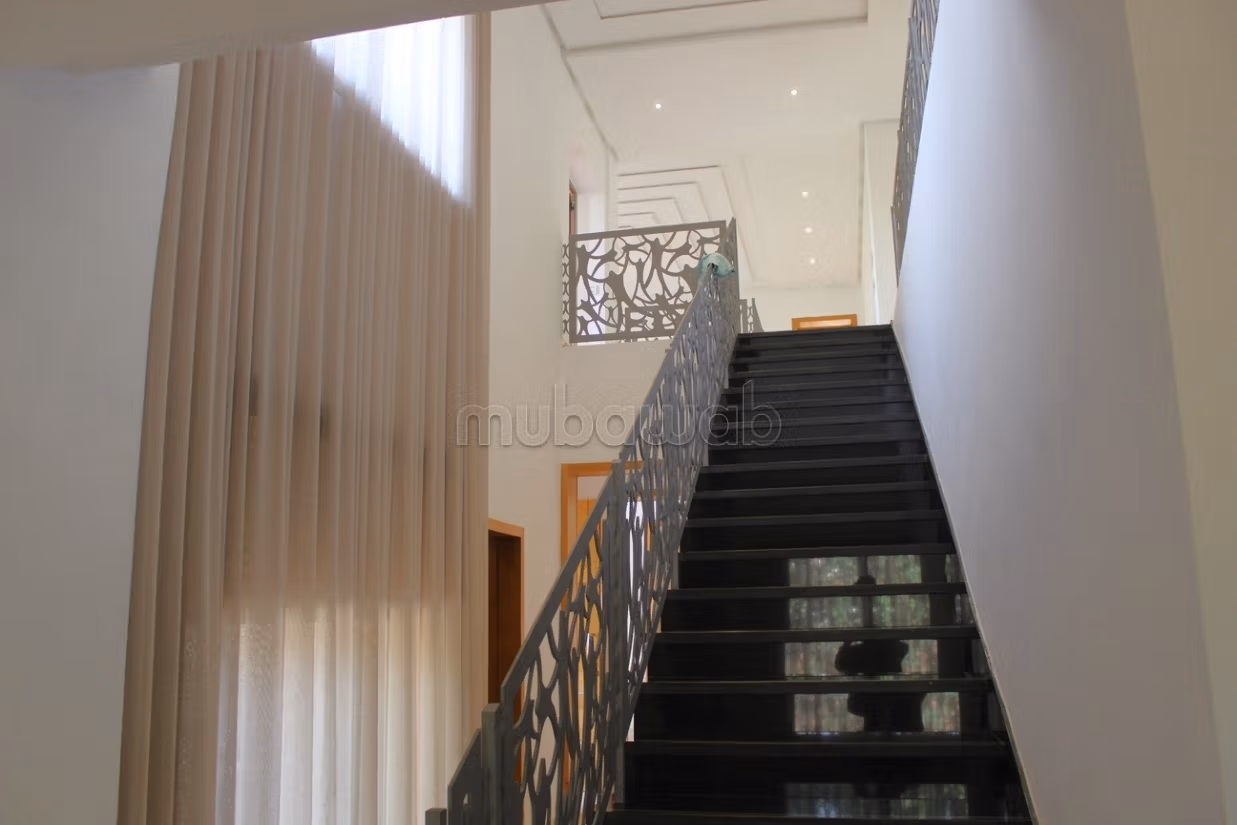 Spacious villa for rent empty