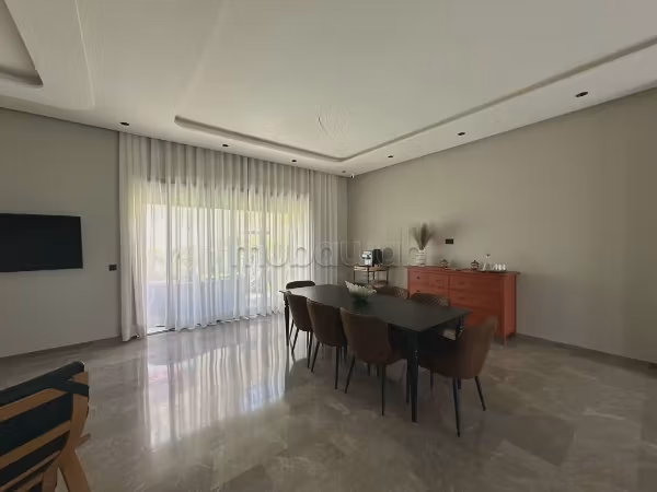 Magnifica villa in affitto a Ain Diab Extension. 3 ampie camere. Porta blindata e riscaldamento centralizzato