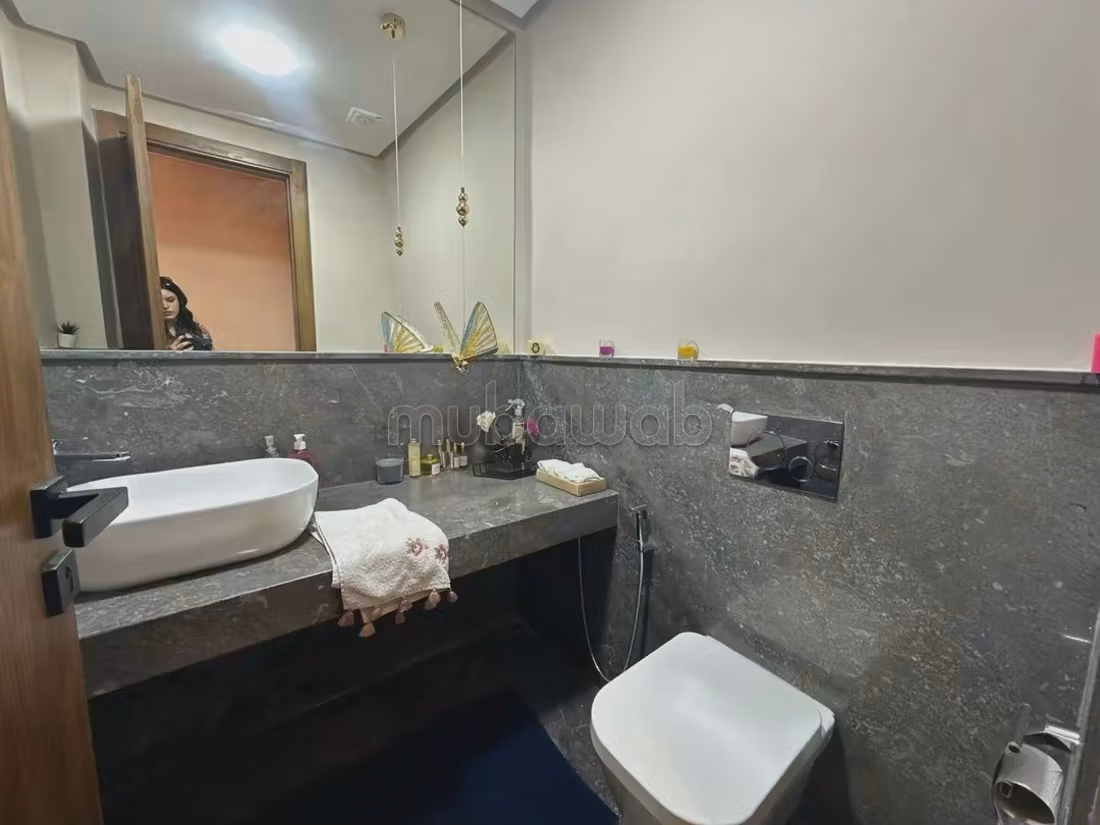 Appartement verkopen. 3 grote woonruimtes. Zolder