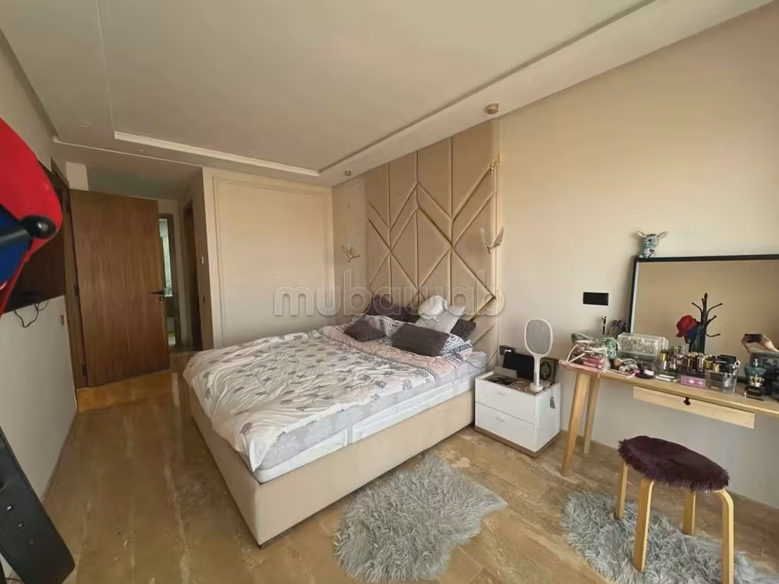 Appartement verkopen. 3 grote woonruimtes. Zolder