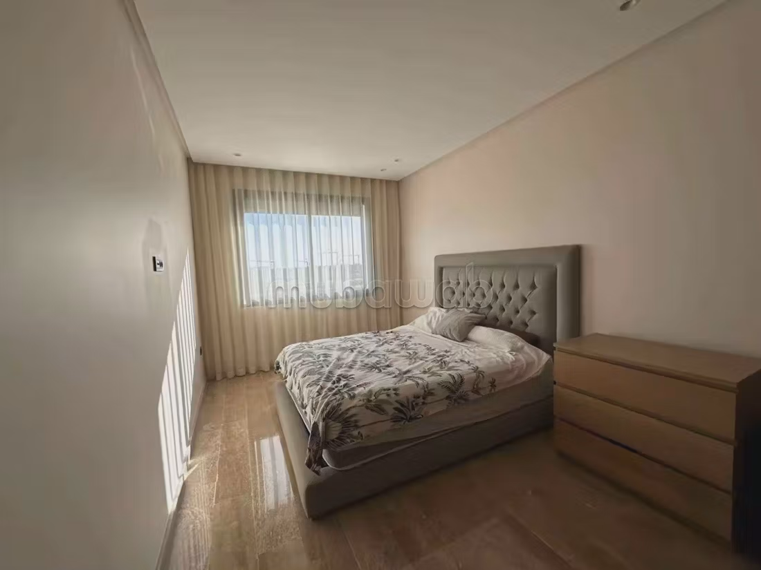 Appartement verkopen. 3 grote woonruimtes. Zolder
