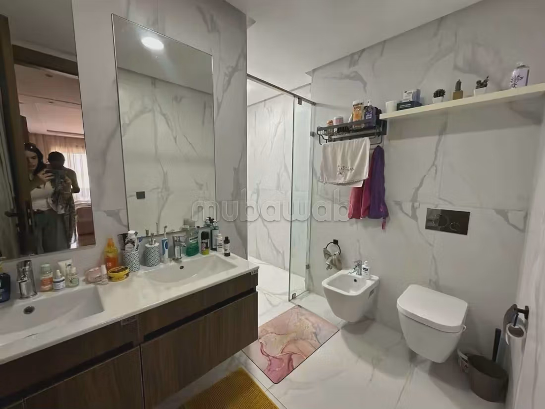 Appartement verkopen. 3 grote woonruimtes. Zolder