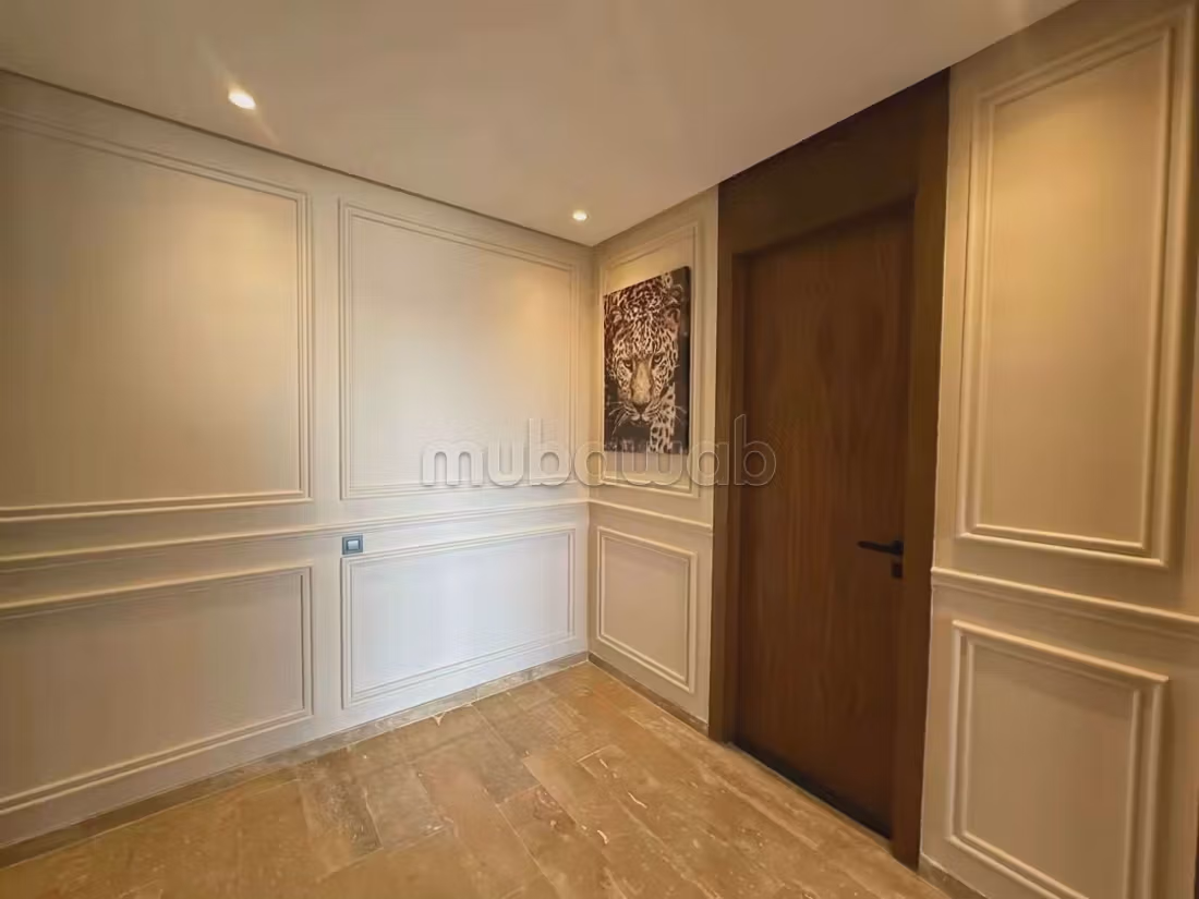 Appartement verkopen. 3 grote woonruimtes. Zolder