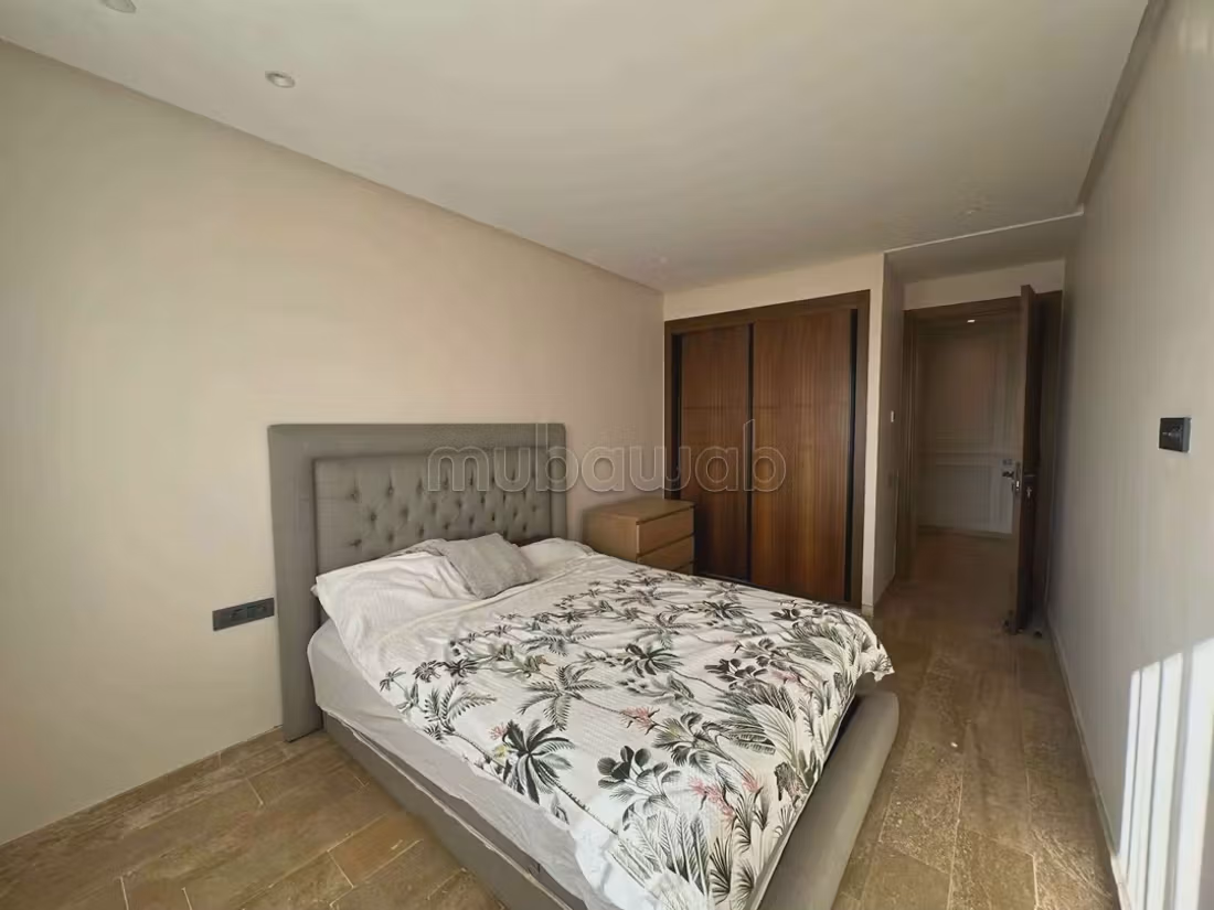 Appartement verkopen. 3 grote woonruimtes. Zolder