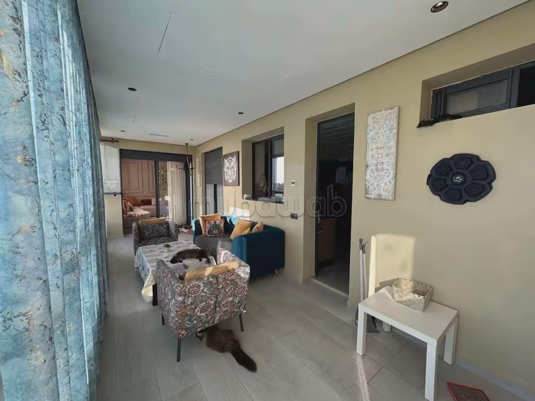 Appartement verkopen. 3 grote woonruimtes. Zolder