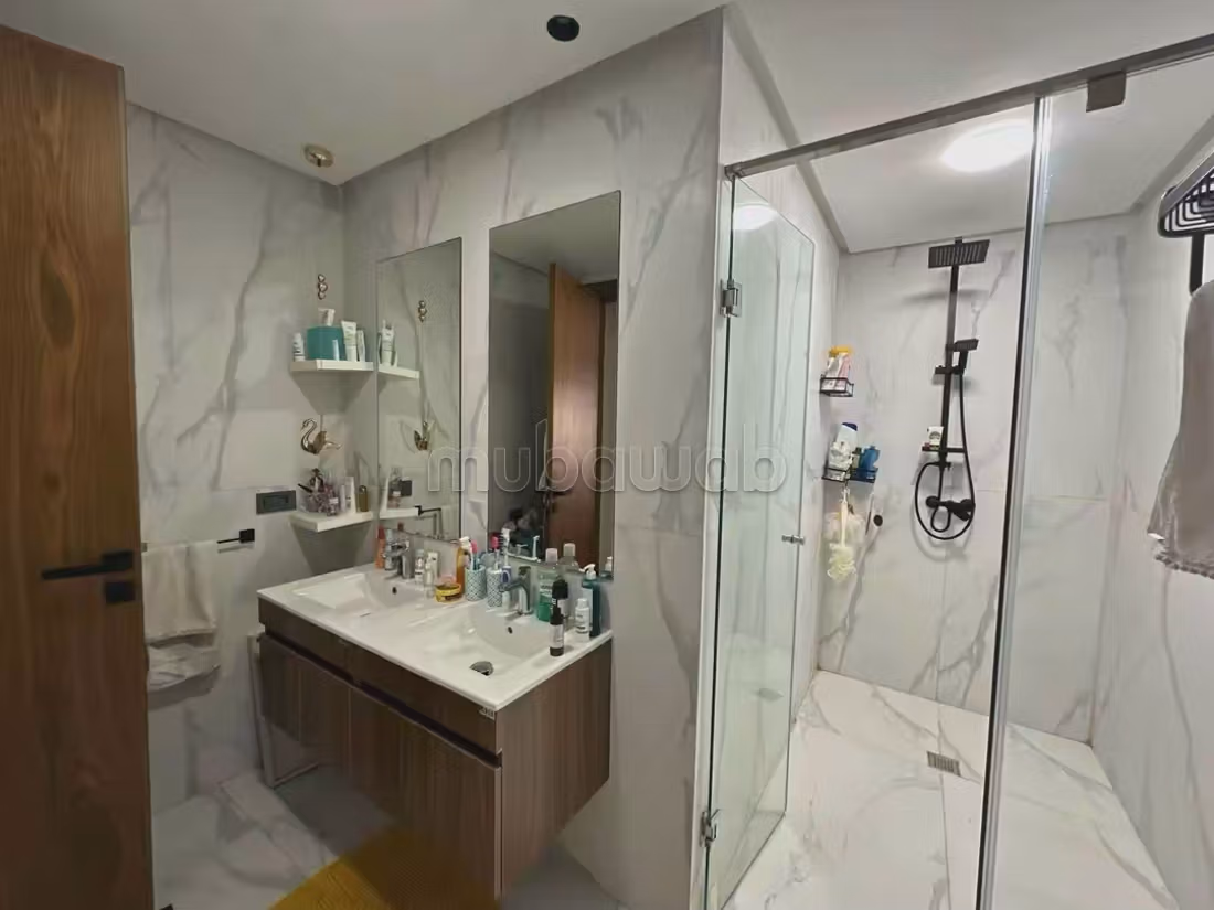 Appartement verkopen. 3 grote woonruimtes. Zolder
