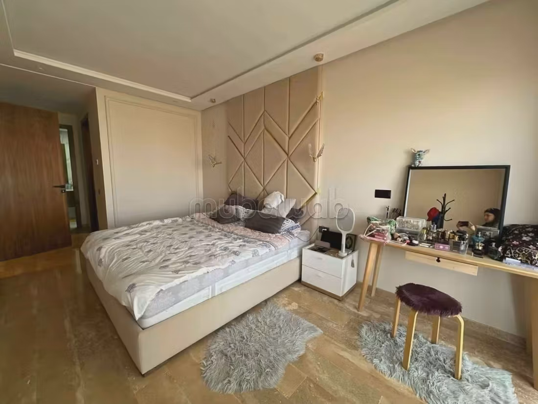 Appartement verkopen. 3 grote woonruimtes. Zolder