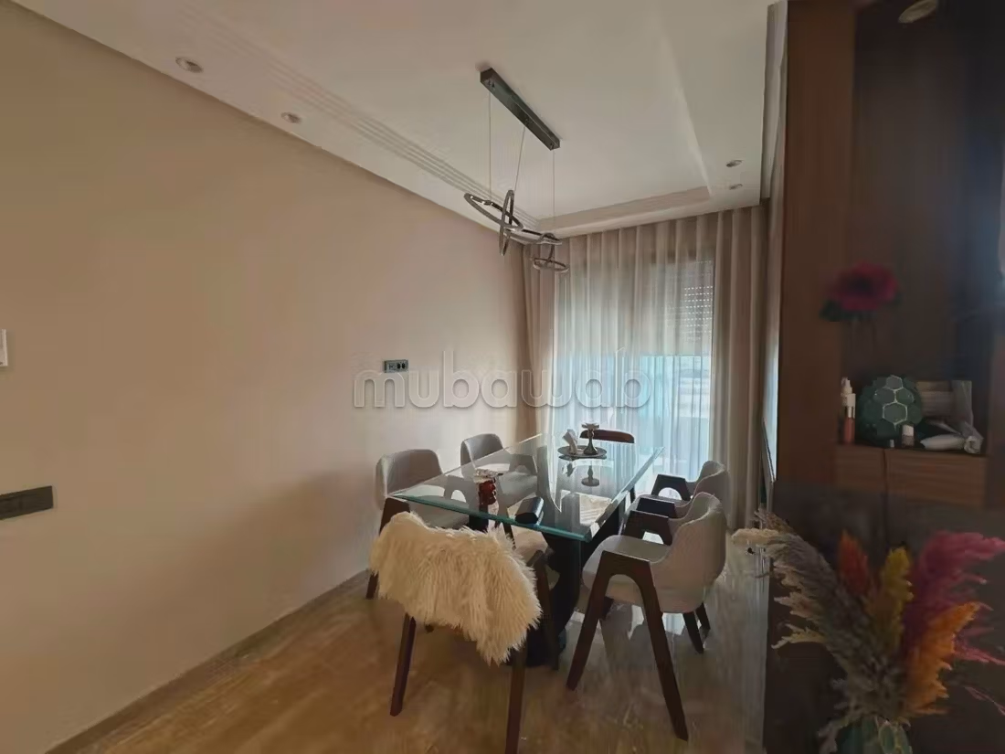 Appartement verkopen. 3 grote woonruimtes. Zolder