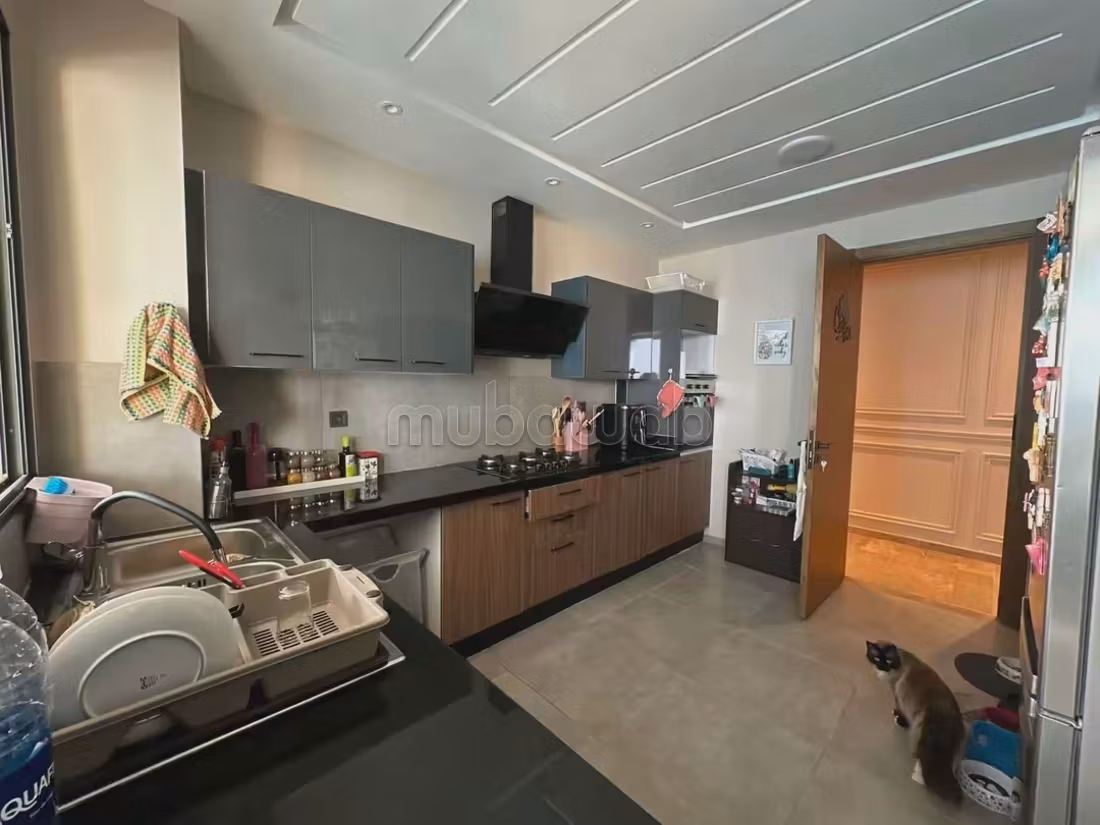 Appartement verkopen. 3 grote woonruimtes. Zolder