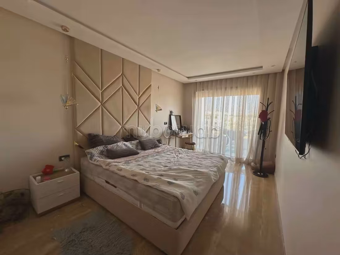 Appartement verkopen. 3 grote woonruimtes. Zolder